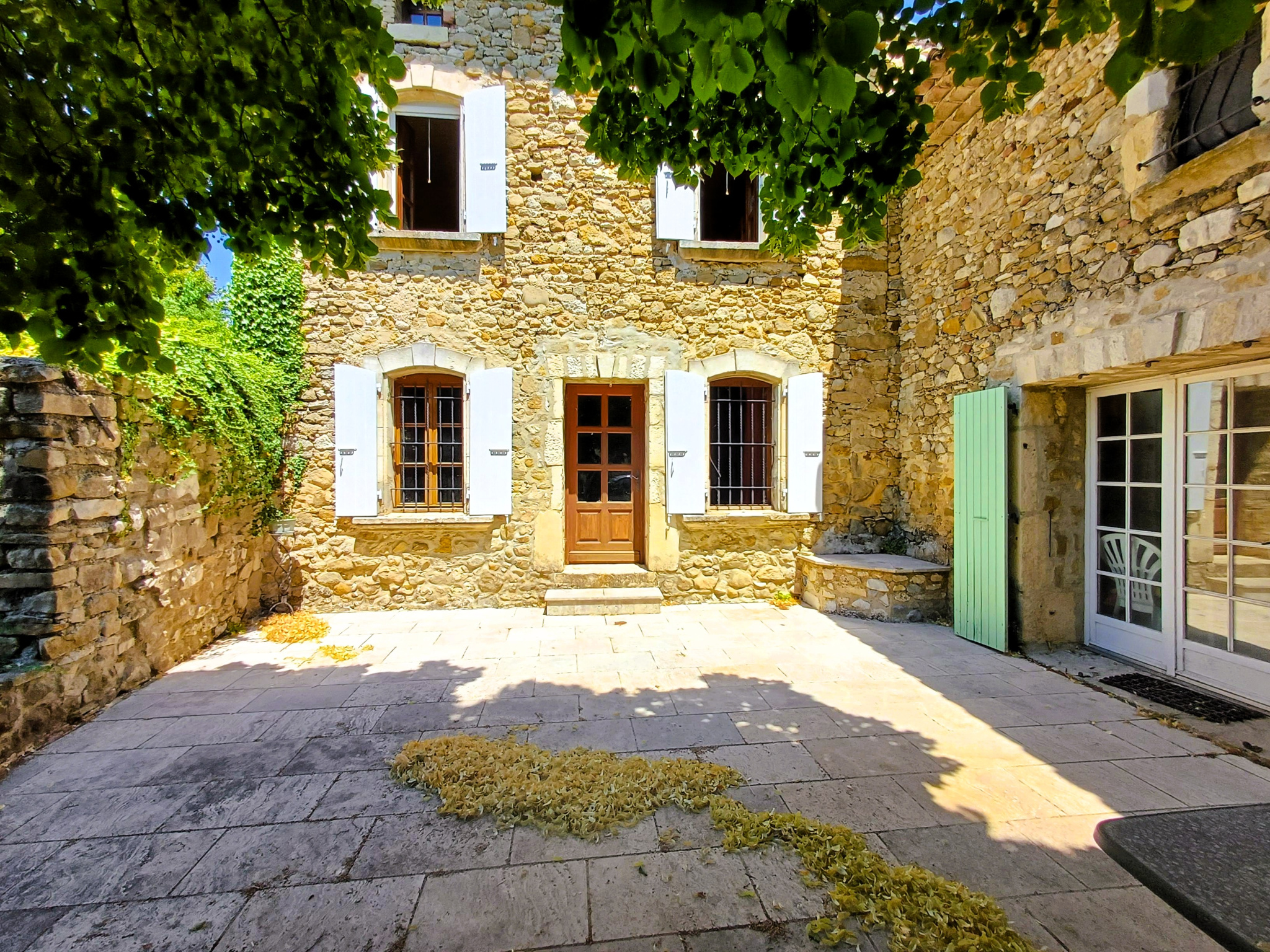 Charmante bâtisse en pierres 173 m2, garage, terrain 3360 m2 avec piscine