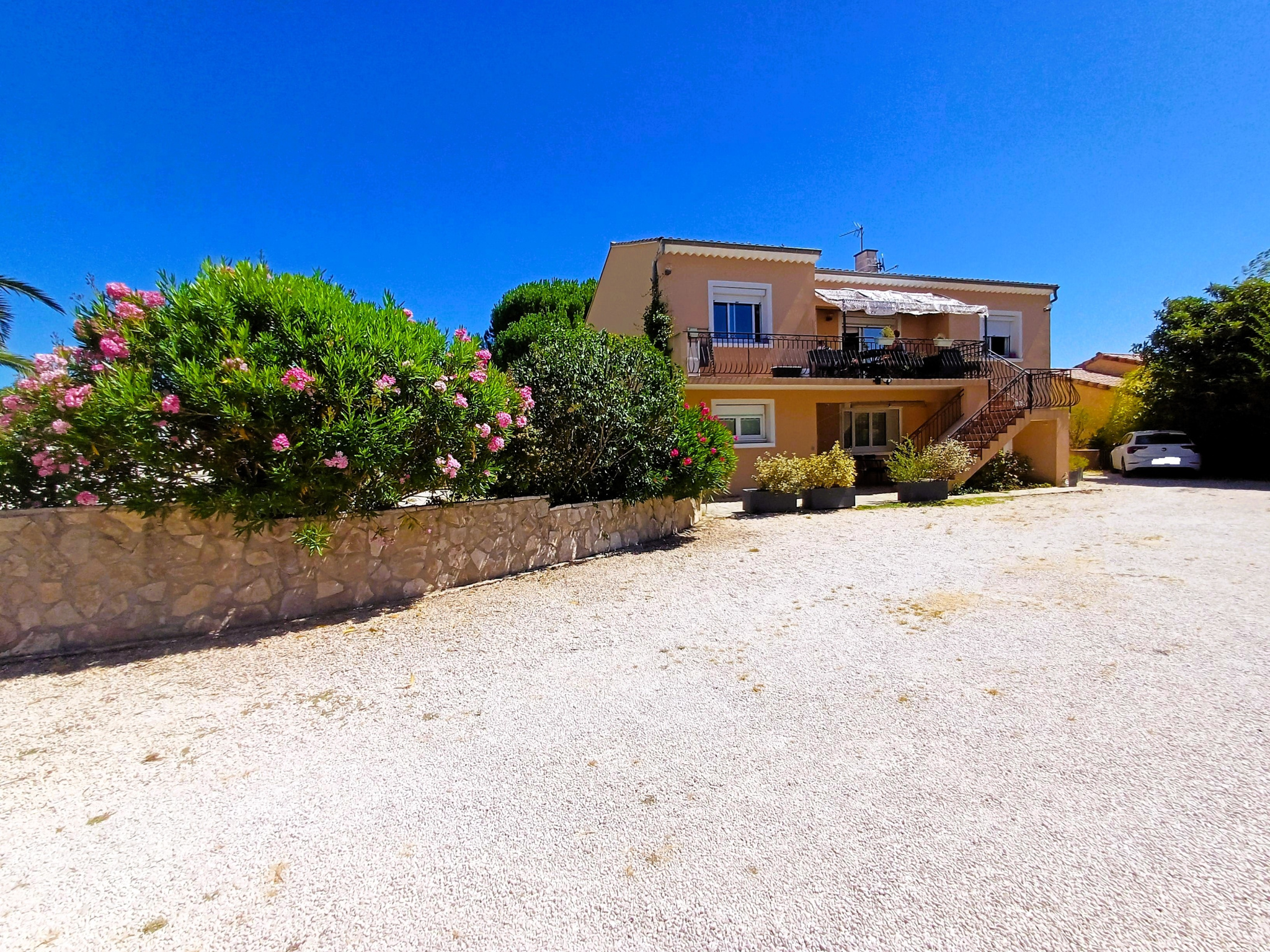 Propriété de 3 appartements dont 2 en gîtes de France, piscine et parking